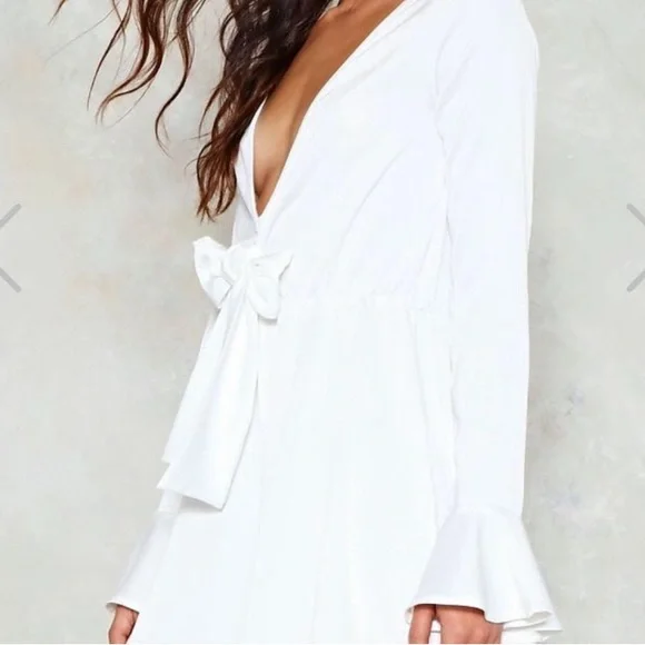 NEW Nasty Gal Knot Front Romper White US Size 8 Long Sleeve Ruffle V-Neck NWT - Picture 2 of 14